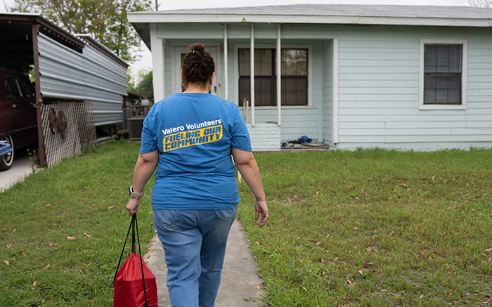 Valero volunteer delivers Meals on Wheels to San Antonio residents