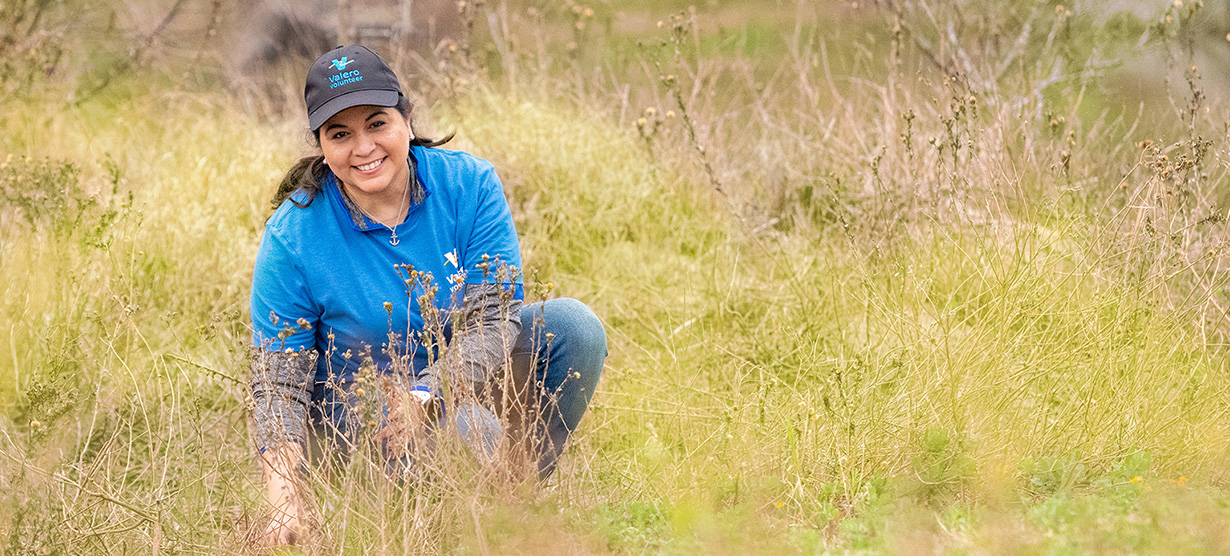 Valero volunteer planting trees