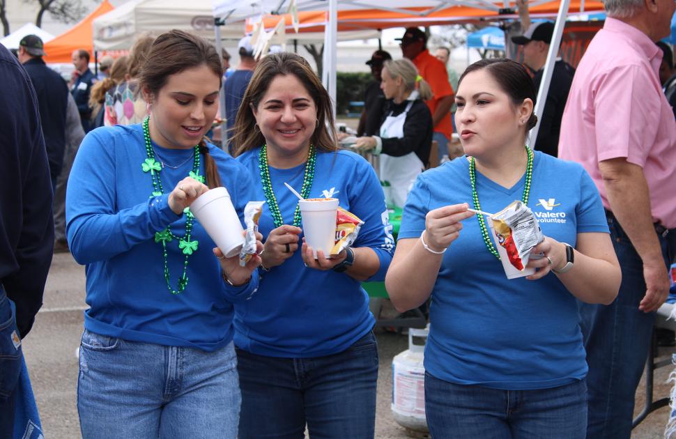 Valero volunteers eating at a volunteer event