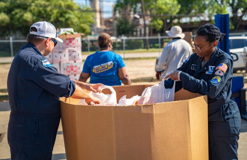 Valero Volunteers help Target Hunger