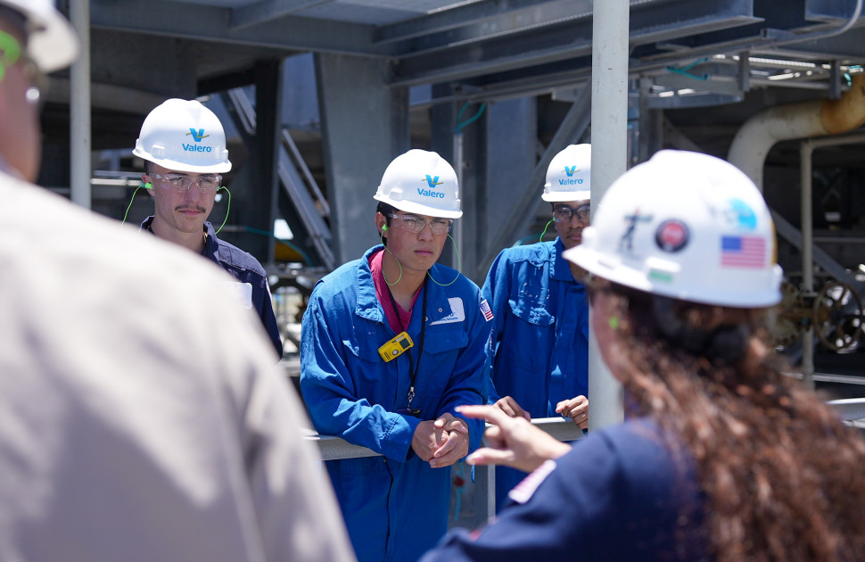Freshman Engineering Summit Students on a tour at a refinery 