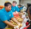 Valero volunteers at food bank