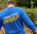 Valero Volunteer faces away from the camera, displaying French "Valero Volunteers, Fueling our Communities" shirt