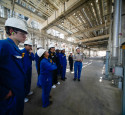 Freshman Engineering Summit Students on a tour at a refinery 