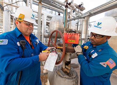 Valero refinery workers
