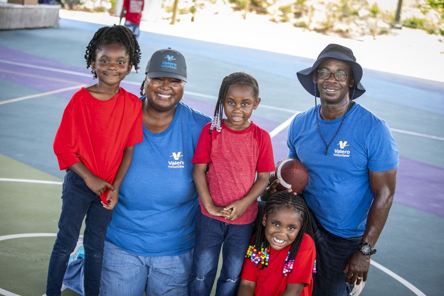 Valero Volunteers at Tom Lee Park