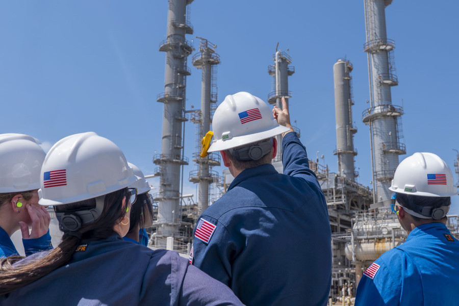Freshman Engineering Summit site visit to refinery